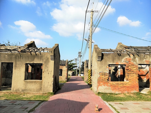 蛤蜊兵營:【彰化線西景點】蛤蜊兵營~IG網美美拍熱點,殘破不堪廢墟中締造獨特的美感