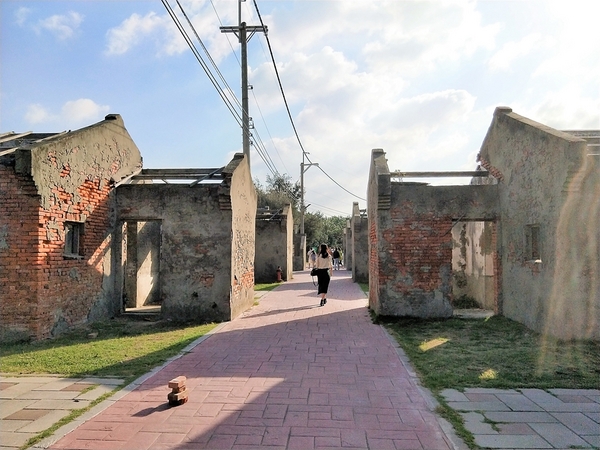 蛤蜊兵營:【彰化線西景點】蛤蜊兵營~IG網美美拍熱點,殘破不堪廢墟中締造獨特的美感