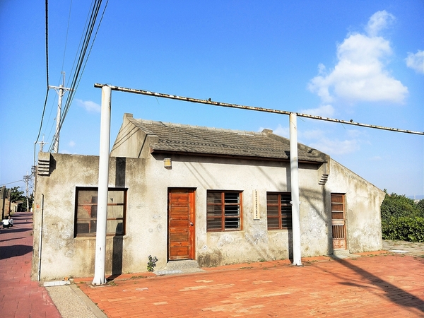 蛤蜊兵營:【彰化線西景點】蛤蜊兵營~IG網美美拍熱點,殘破不堪廢墟中締造獨特的美感