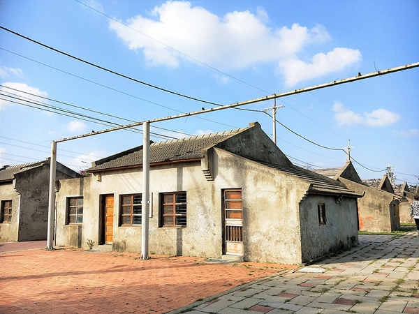 蛤蜊兵營:【彰化線西景點】蛤蜊兵營~IG網美美拍熱點,殘破不堪廢墟中締造獨特的美感