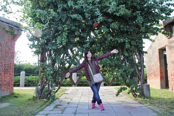 蛤蜊兵營:【彰化線西景點】蛤蜊兵營~IG網美美拍熱點,殘破不堪廢墟中締造獨特的美感