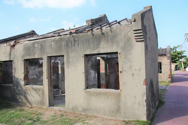 蛤蜊兵營:【彰化線西景點】蛤蜊兵營~IG網美美拍熱點,殘破不堪廢墟中締造獨特的美感