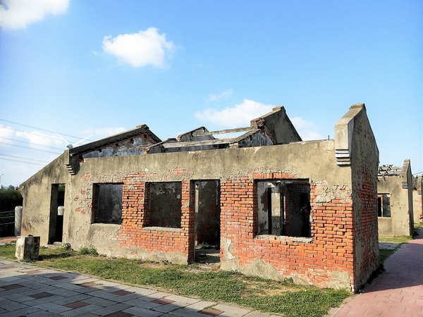 蛤蜊兵營:【彰化線西景點】蛤蜊兵營~IG網美美拍熱點,殘破不堪廢墟中締造獨特的美感