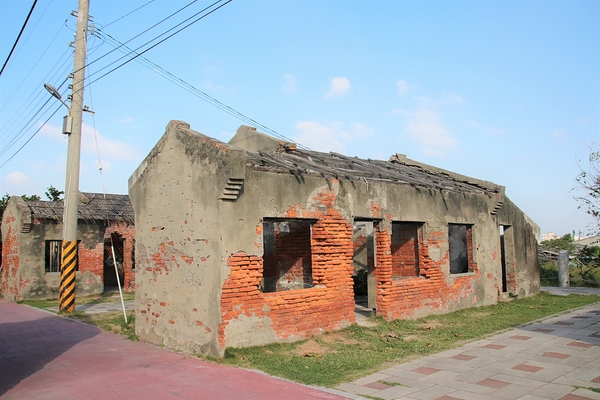 蛤蜊兵營:【彰化線西景點】蛤蜊兵營~IG網美美拍熱點,殘破不堪廢墟中締造獨特的美感