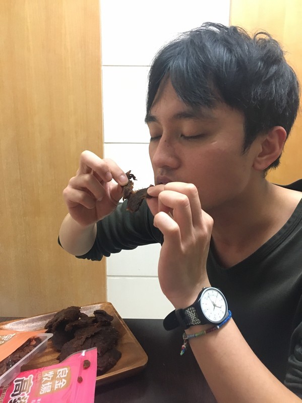 良金牧場:良金牧場 金門高粱牛肉乾|全家零食 | 便利商店就可以買到熱門團購的聚會零嘴