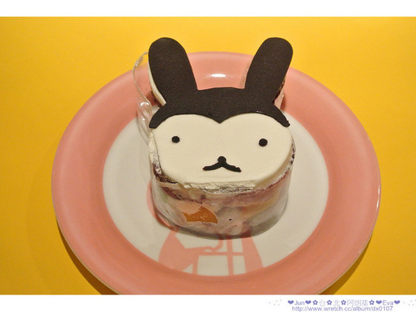 Aranzi Aronzo Cafe 阿朗基咖啡(新光三越南西店二館)：【食記】oO。。台北　ARANZI CAFE（阿朗基）　超可愛的兔兔蛋糕，能不吃嘛？！。o○。