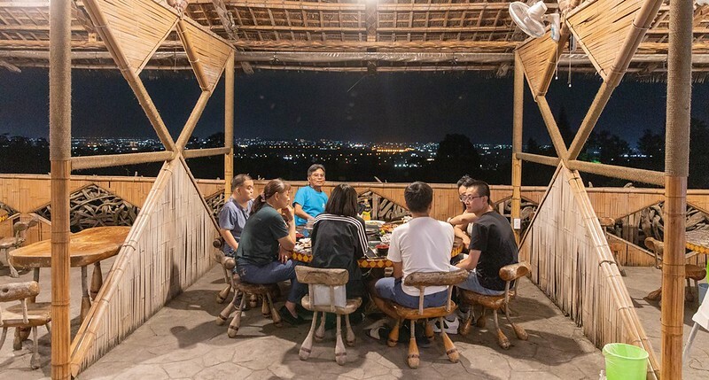 台東卑南原住民美食！招牌桶仔雞、鱷魚肉「原始部落山地美食」在地人必推。