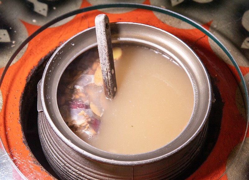 台東卑南原住民美食！招牌桶仔雞、鱷魚肉「原始部落山地美食」在地人必推。