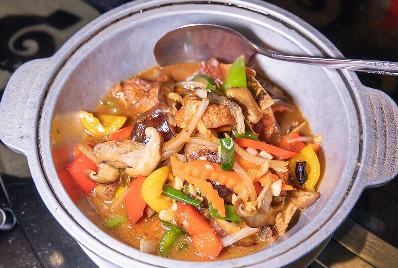 台東卑南原住民美食！招牌桶仔雞、鱷魚肉「原始部落山地美食」在地人必推。