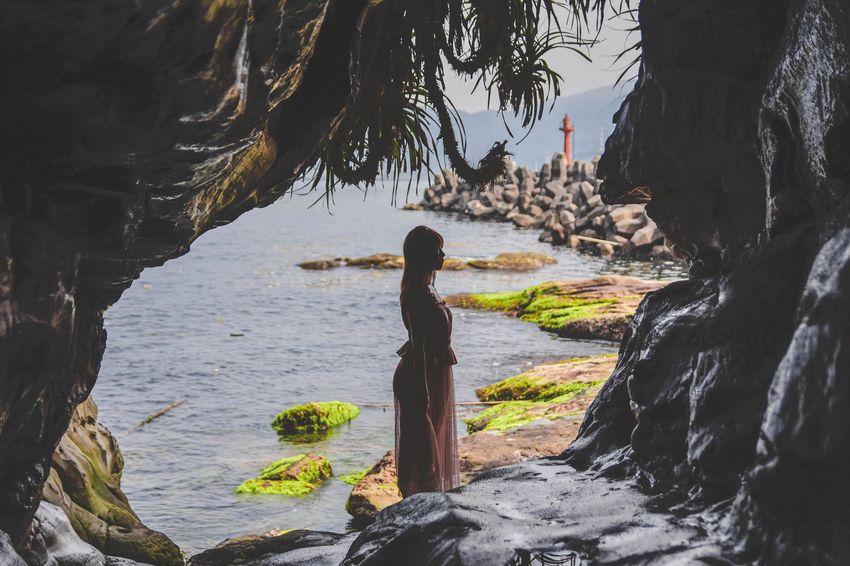 新北秘境 金山神秘海岸 絕美一線天礁岩 穿越巨岩才能抵達的夢幻海岸 - 安妮的天空