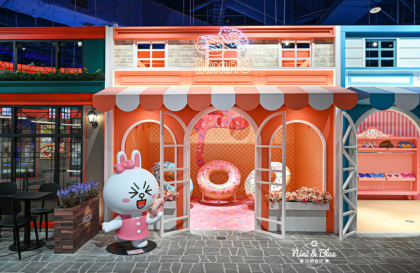 熊大的麗寶小鎮| 台中景點，超真實感LINE FRIENDS TOWN主題園區占地700坪超好拍，門票優惠看這! -妮妮布魯