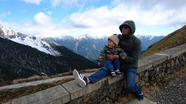 合歡山國家森林遊樂區-松雪樓:南投~合歡山國家森林遊樂區~松雪樓~白茫茫的雪景美不勝收~DIY動手作雪人~真是太有趣了~