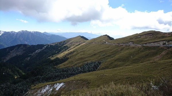 合歡山國家森林遊樂區-松雪樓:南投~合歡山國家森林遊樂區~松雪樓~白茫茫的雪景美不勝收~DIY動手作雪人~真是太有趣了~