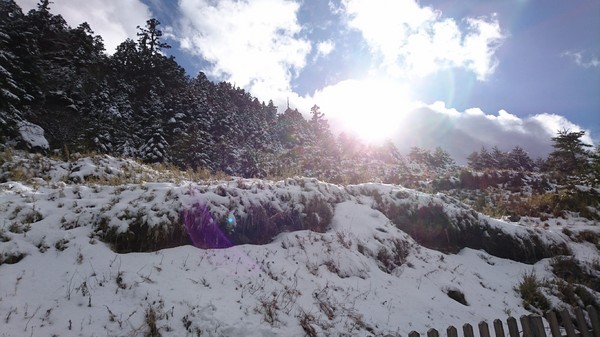 合歡山國家森林遊樂區-松雪樓:南投~合歡山國家森林遊樂區~松雪樓~白茫茫的雪景美不勝收~DIY動手作雪人~真是太有趣了~