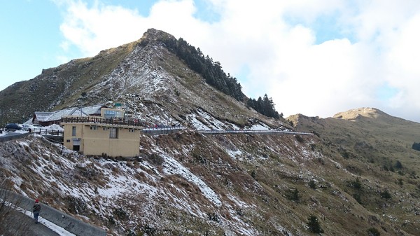 合歡山國家森林遊樂區-松雪樓:南投~合歡山國家森林遊樂區~松雪樓~白茫茫的雪景美不勝收~DIY動手作雪人~真是太有趣了~