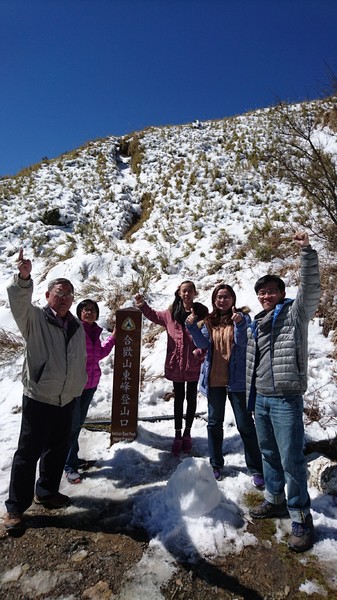 合歡山國家森林遊樂區-松雪樓:南投~合歡山國家森林遊樂區~松雪樓~白茫茫的雪景美不勝收~DIY動手作雪人~真是太有趣了~
