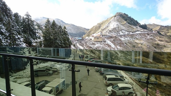 合歡山國家森林遊樂區-松雪樓:南投~合歡山國家森林遊樂區~松雪樓~白茫茫的雪景美不勝收~DIY動手作雪人~真是太有趣了~