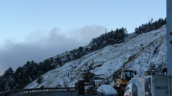 合歡山國家森林遊樂區-松雪樓:南投~合歡山國家森林遊樂區~松雪樓~白茫茫的雪景美不勝收~DIY動手作雪人~真是太有趣了~