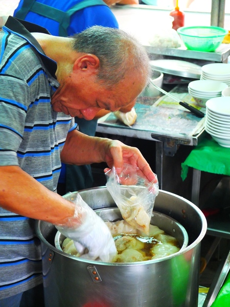 屏東肉圓：屏東美食吃不停。屏東市/民族路夜市。正老牌屏東肉圓