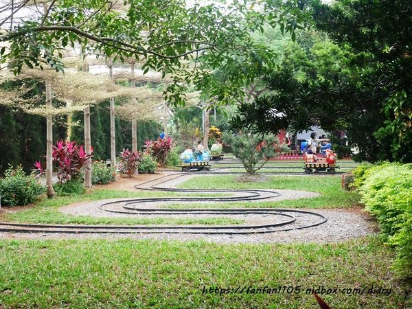 【彰化景點】魔菇部落生態休閒農場 大草皮小火車滑梯沙坑 #彰化親子景點 #六星級菇菇 (16).JPG