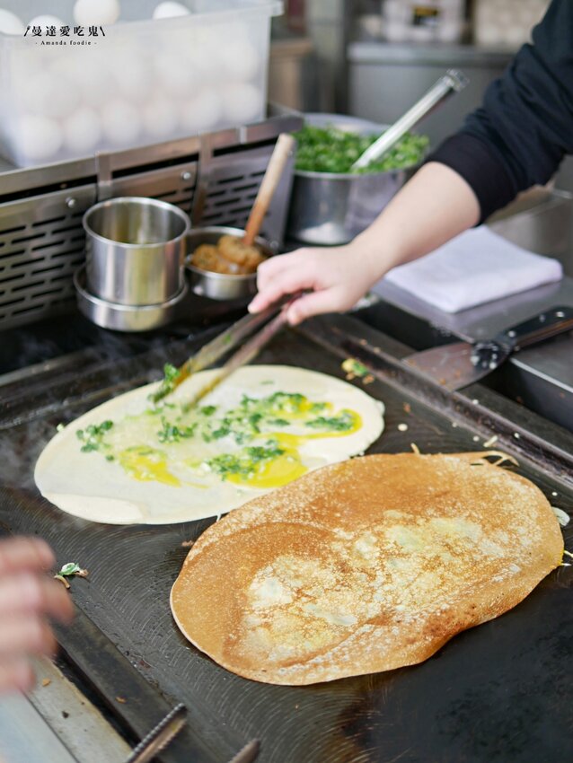 40年老店!逢甲夜市必吃排隊美食還有它『明倫蛋餅』現點現煎的微甜好滋味!台中美食|逢甲美食|台中小吃 - 曼達愛吃鬼