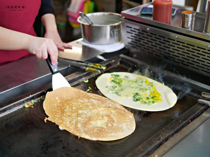 40年老店!逢甲夜市必吃排隊美食還有它『明倫蛋餅』現點現煎的微甜好滋味!台中美食|逢甲美食|台中小吃 - 曼達愛吃鬼