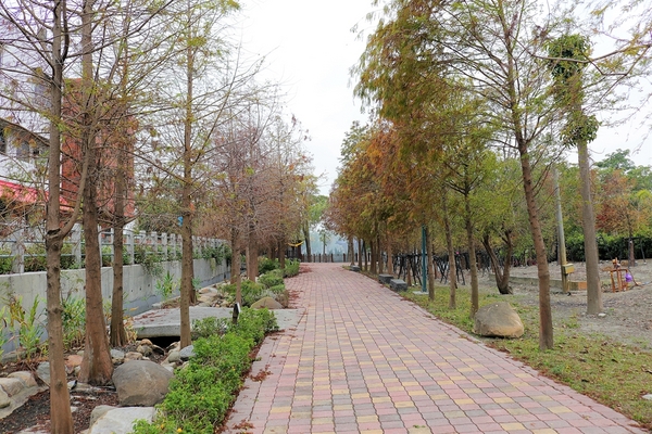 怡心園親水公園(Serenity Water Park):【彰化田尾景點】田尾公路花園~怡心園,季節限定落羽松步道,愛心藝術裝置美拍
