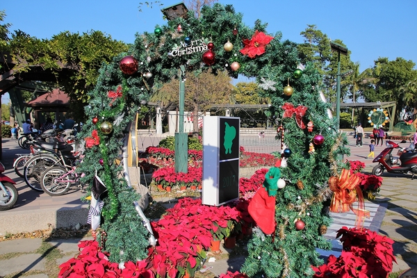 怡心園親水公園(Serenity Water Park):【彰化田尾景點】田尾公路花園~怡心園,季節限定落羽松步道,愛心藝術裝置美拍