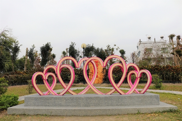 怡心園親水公園(Serenity Water Park):【彰化田尾景點】田尾公路花園~怡心園,季節限定落羽松步道,愛心藝術裝置美拍