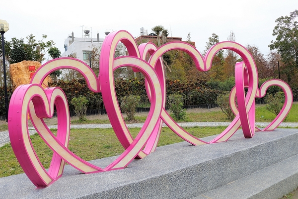 怡心園親水公園(Serenity Water Park):【彰化田尾景點】田尾公路花園~怡心園,季節限定落羽松步道,愛心藝術裝置美拍