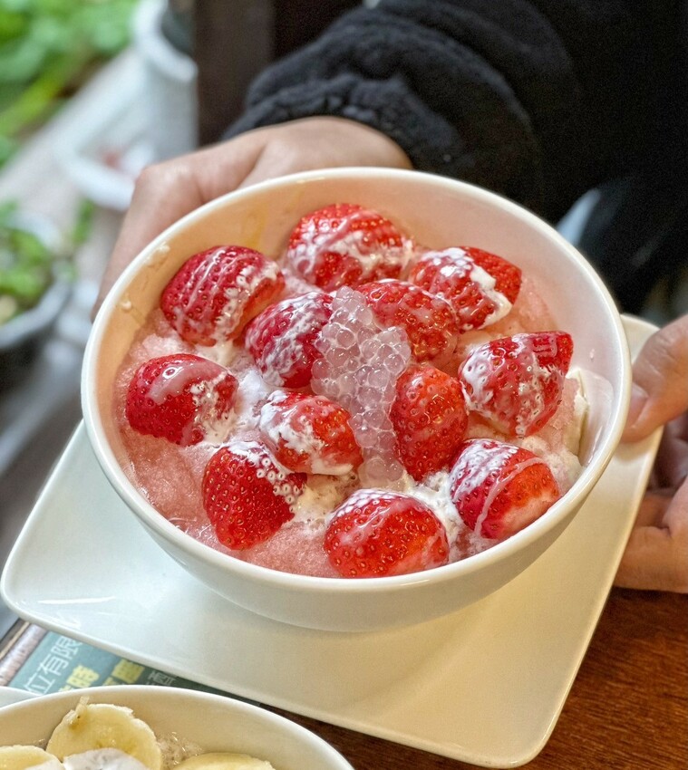 【騷豆花】全台最騷最有特色的豆花在此！據說是日本觀光客來台旅遊必吃的打卡美食？草莓豆花、香蕉豆花用料實在，飯後來一碗當點心剛剛好！ - 阿華田的美食日記