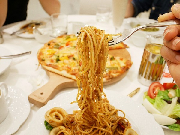 Alessi Cafe:ALESSI Café-台中大遠百義式料理 義大利麵、義式披薩和燉飯都夠水準 是逛街休憩的好地方