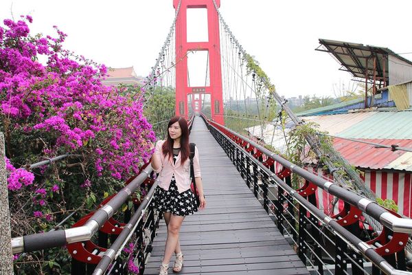 行嘉吊橋：【嘉義景點】行嘉吊橋~九重葛樹開滿花/行嘉燈影/吊橋傳情/真愛密碼