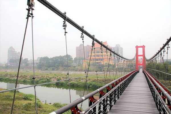行嘉吊橋：【嘉義景點】行嘉吊橋~九重葛樹開滿花/行嘉燈影/吊橋傳情/真愛密碼