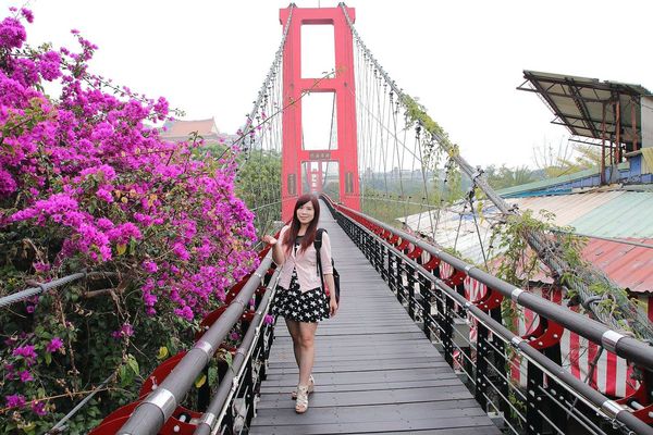 行嘉吊橋：【嘉義景點】行嘉吊橋~九重葛樹開滿花/行嘉燈影/吊橋傳情/真愛密碼