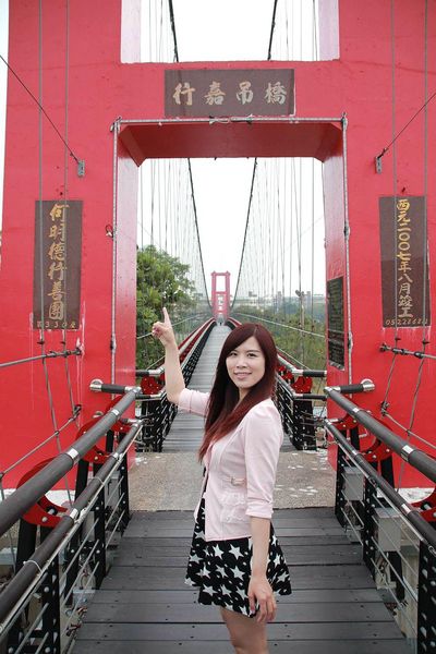 行嘉吊橋：【嘉義景點】行嘉吊橋~九重葛樹開滿花/行嘉燈影/吊橋傳情/真愛密碼