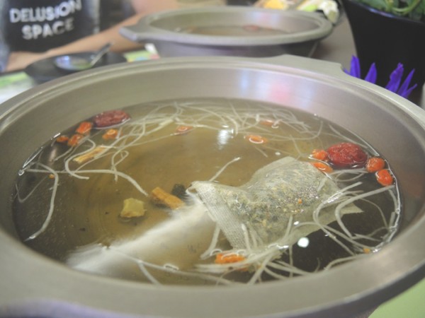 台北南京三民)櫻之田野養生野菜鍋(台北店)-吃火鍋也能看蓮花秀,回訪率100%