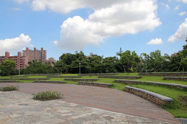 桃園市三民運動公園：【桃園市景點】三民運動公園追愛LOVE~/圓形拱廊的大型心鎖隧道/愛情造景及簍空愛心球/運動設施/青溪橋/河岸自行車步道