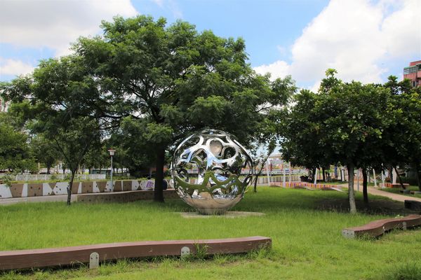 桃園市三民運動公園：【桃園市景點】三民運動公園追愛LOVE~/圓形拱廊的大型心鎖隧道/愛情造景及簍空愛心球/運動設施/青溪橋/河岸自行車步道