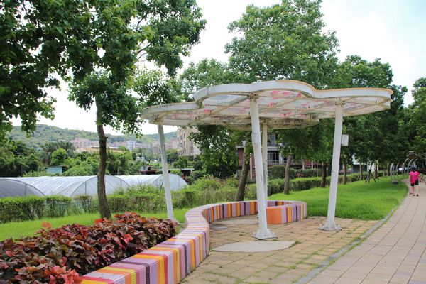 桃園市三民運動公園：【桃園市景點】三民運動公園追愛LOVE~/圓形拱廊的大型心鎖隧道/愛情造景及簍空愛心球/運動設施/青溪橋/河岸自行車步道