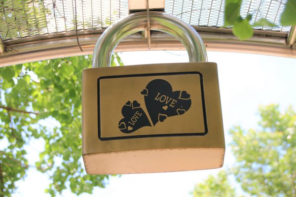 桃園市三民運動公園：【桃園市景點】三民運動公園追愛LOVE~/圓形拱廊的大型心鎖隧道/愛情造景及簍空愛心球/運動設施/青溪橋/河岸自行車步道