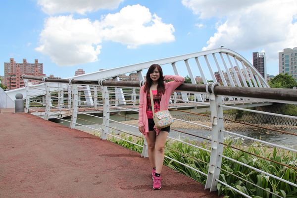 桃園市三民運動公園：【桃園市景點】三民運動公園追愛LOVE~/圓形拱廊的大型心鎖隧道/愛情造景及簍空愛心球/運動設施/青溪橋/河岸自行車步道