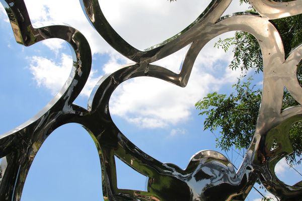 桃園市三民運動公園：【桃園市景點】三民運動公園追愛LOVE~/圓形拱廊的大型心鎖隧道/愛情造景及簍空愛心球/運動設施/青溪橋/河岸自行車步道