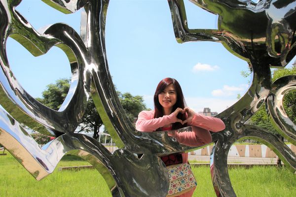 桃園市三民運動公園：【桃園市景點】三民運動公園追愛LOVE~/圓形拱廊的大型心鎖隧道/愛情造景及簍空愛心球/運動設施/青溪橋/河岸自行車步道