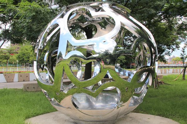 桃園市三民運動公園：【桃園市景點】三民運動公園追愛LOVE~/圓形拱廊的大型心鎖隧道/愛情造景及簍空愛心球/運動設施/青溪橋/河岸自行車步道