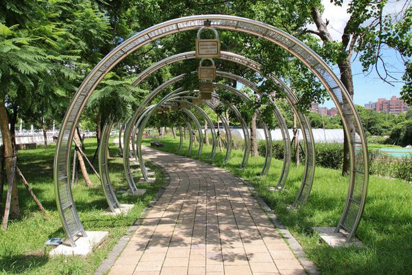桃園市三民運動公園：【桃園市景點】三民運動公園追愛LOVE~/圓形拱廊的大型心鎖隧道/愛情造景及簍空愛心球/運動設施/青溪橋/河岸自行車步道