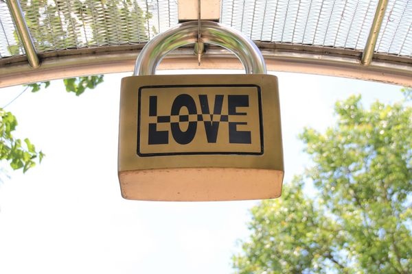 桃園市三民運動公園：【桃園市景點】三民運動公園追愛LOVE~/圓形拱廊的大型心鎖隧道/愛情造景及簍空愛心球/運動設施/青溪橋/河岸自行車步道