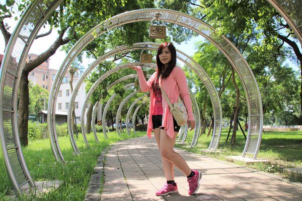 桃園市三民運動公園：【桃園市景點】三民運動公園追愛LOVE~/圓形拱廊的大型心鎖隧道/愛情造景及簍空愛心球/運動設施/青溪橋/河岸自行車步道