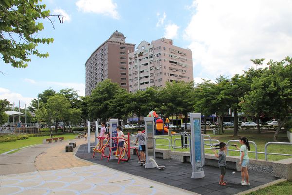 桃園市三民運動公園：【桃園市景點】三民運動公園追愛LOVE~/圓形拱廊的大型心鎖隧道/愛情造景及簍空愛心球/運動設施/青溪橋/河岸自行車步道