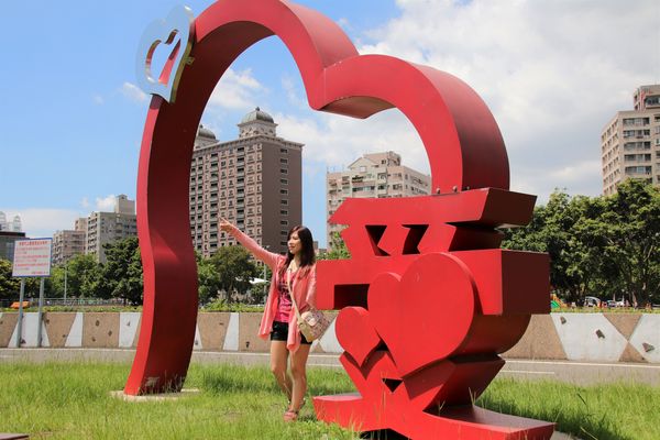 桃園市三民運動公園：【桃園市景點】三民運動公園追愛LOVE~/圓形拱廊的大型心鎖隧道/愛情造景及簍空愛心球/運動設施/青溪橋/河岸自行車步道